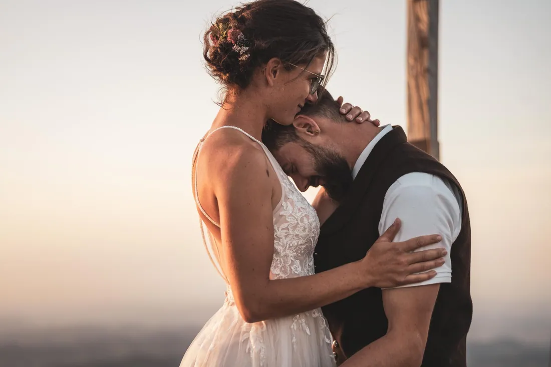 Brautpaar in der goldenen Stunde – Hochzeit Toggenburg
