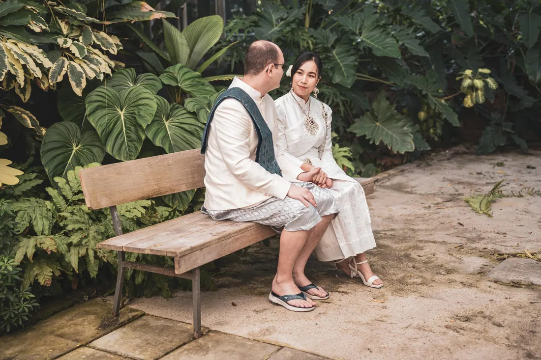 Brautpaar an der Hochzeitstafel im Grünen