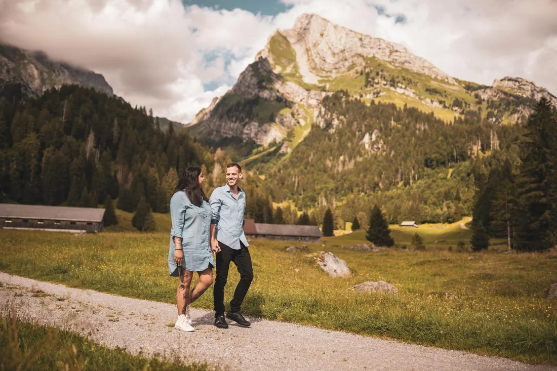 Paar in einer Bergwiese im Toggenburg